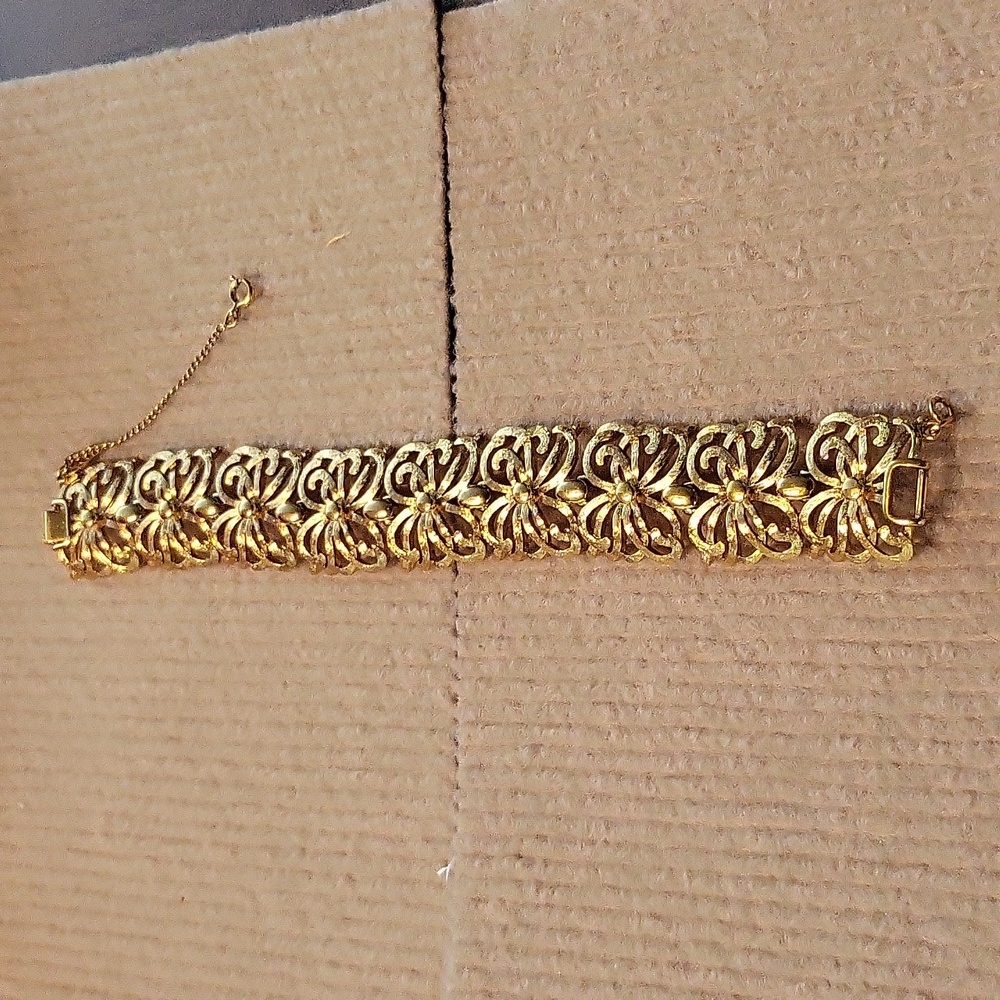 MONET GOLD TONE SCROLL 1" WIDE LINK FLOWER BRACELET - Picture 4 of 9